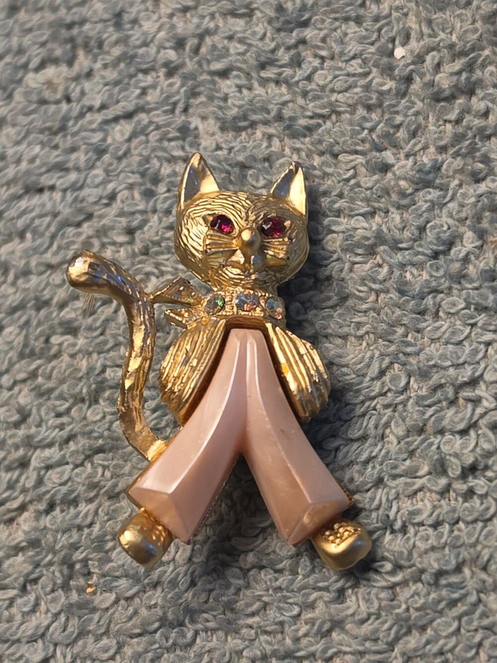 Vintage Gold Tone Walking Cat Brooch Red Rhinestone Eyes Lucite Moonglow Legs...